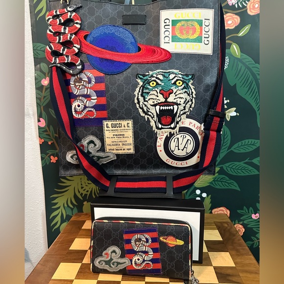 GUCCI🐅LIMITED EDITION GG Supreme Night Courrier TOTE WALLET & BAG CHARM! - Picture 7 of 17